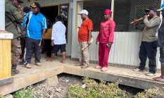 Usai Melihat Luapan air di Kampung Deemaago Bupati dan Rombongan Turun  di Puskesmas Wagomani.