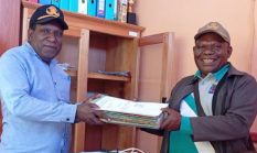 Kepala Dinas Perindag Deiyai Serahkan SKP kepada Sekretaris untuk Dikirim ke BKSDM